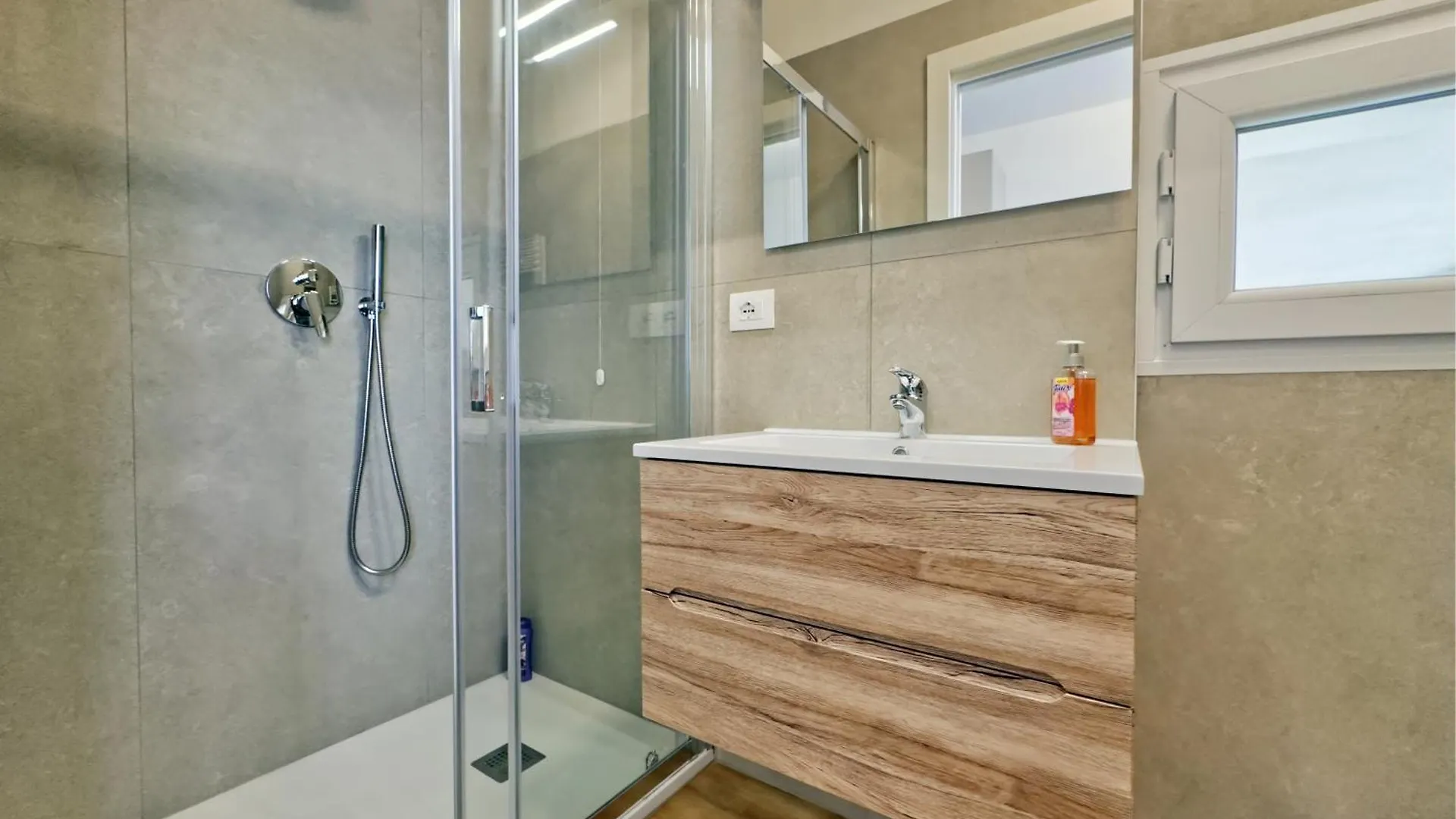 Vicenza - Modern Studios Near The Station! 0*,  Италия