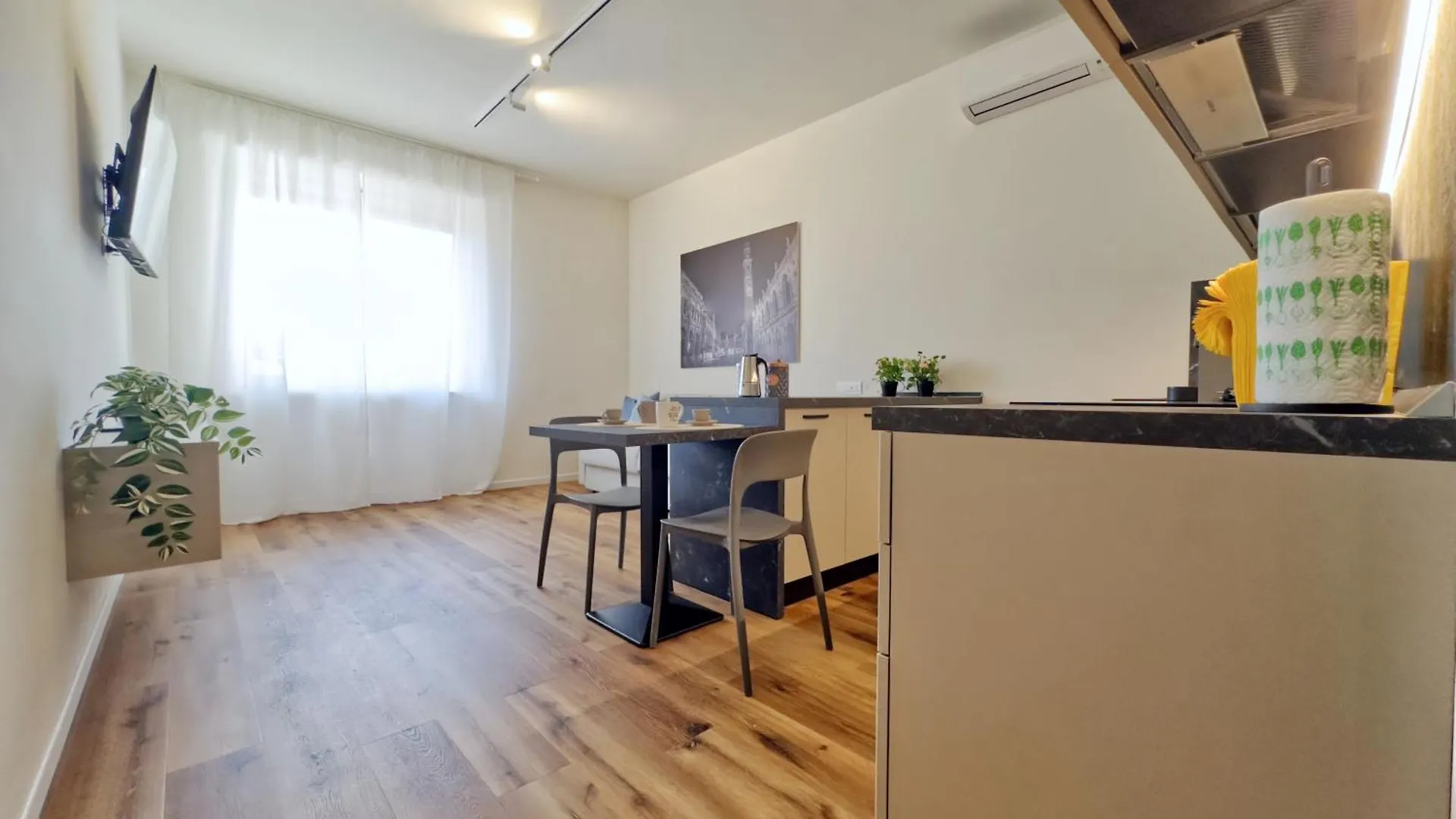 Апартаменты Vicenza - Modern Studios Near The Station! Италия