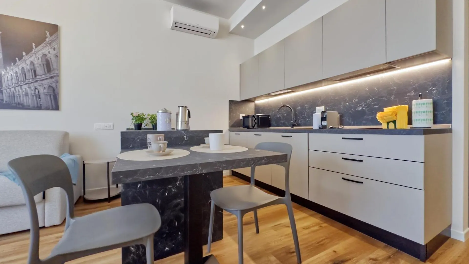 Апартаменты Vicenza - Modern Studios Near The Station!